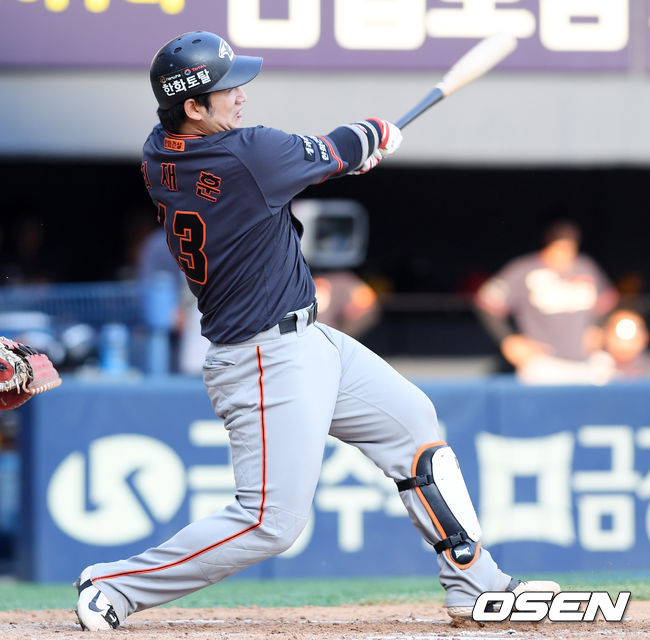 4회초 2사 1루 한화 최재훈이 안타를 뽑아내고 있다. 최재훈 안타 때 1루에 있던 최진행이 홈 쇄도했지만 LG 포수 정상호에게 태그아웃 당했다. / eastsea@osen.co.kr