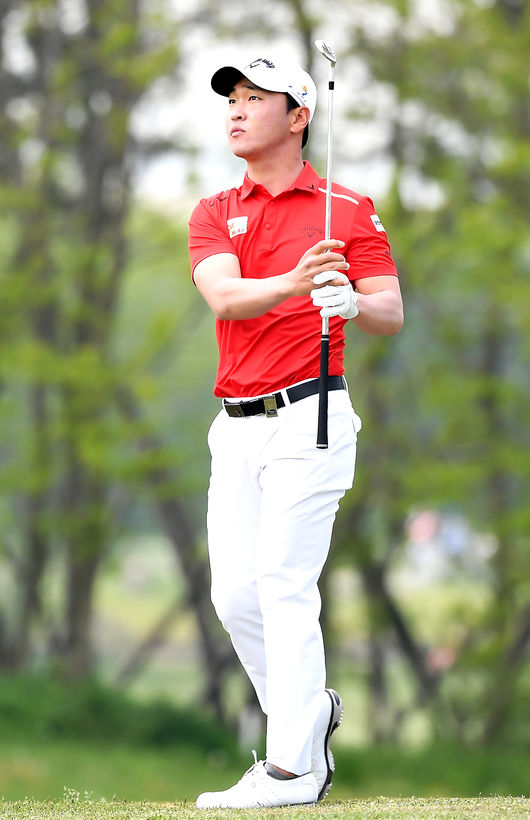 7번홀 전가람이 세컨샷을 날리고 있다. /pjmpp@osen.co.kr