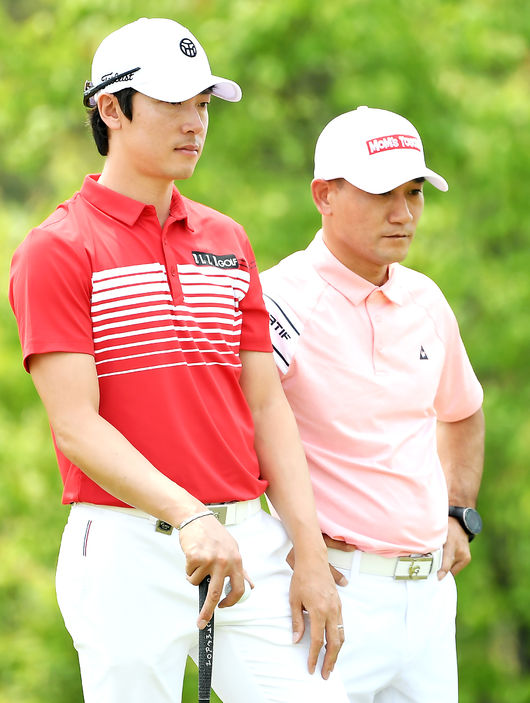 한국프로골프(KPGA)투어 휴온스 엘라비에 셀러브리티 프로암 4라운드가 12일 인천 서구 오류동 드림파크CC에서 열렸다.18번홀 김태훈, 여홍철이 김성수의 퍼팅을 바라보고 있다. /pjmpp@osen.co.kr