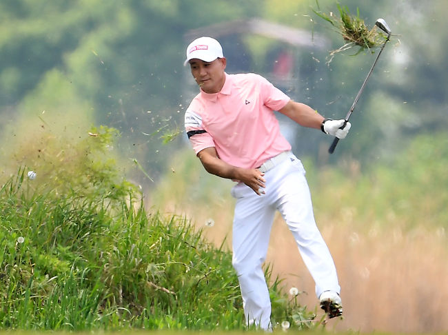 한국프로골프(KPGA)투어 휴온스 엘라비에 셀러브리티 프로암 4라운드가 12일 인천 서구 오류동 드림파크CC에서 열렸다.17번홀 여홍철이 트러블샷을 날리고 있다. /pjmpp@osen.co.kr