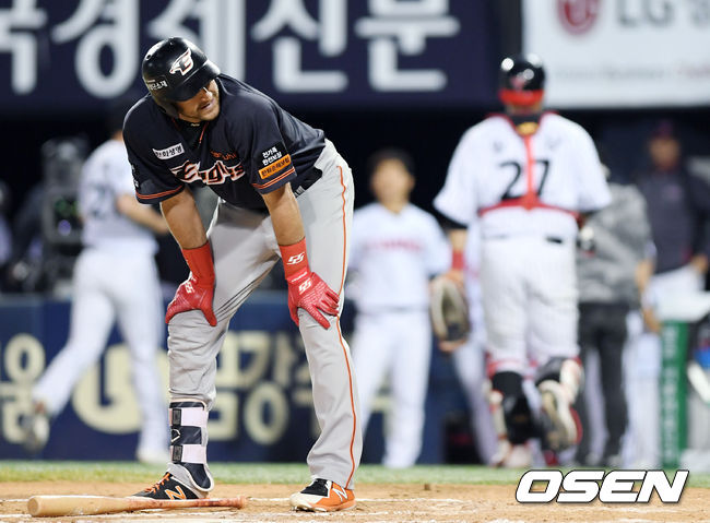 7회초 2사 한화 호잉이 삼진아웃 당한 후 아쉬워하고 있다. / eastsea@osen.co.kr