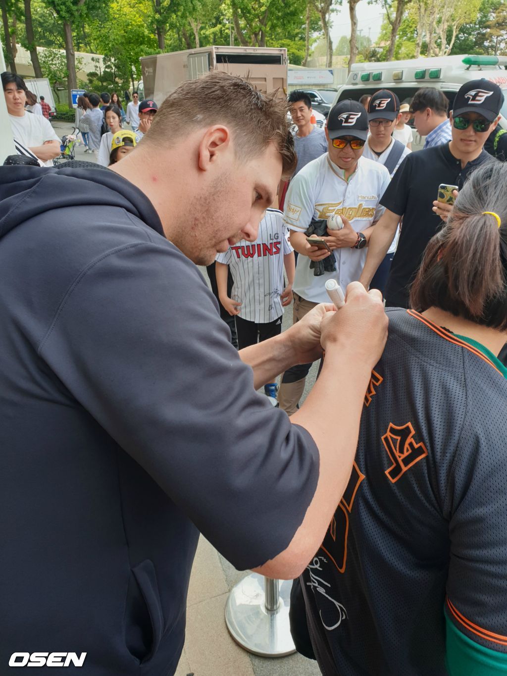 팬들에 사인해주는 서폴드. /waw@osen.co.kr