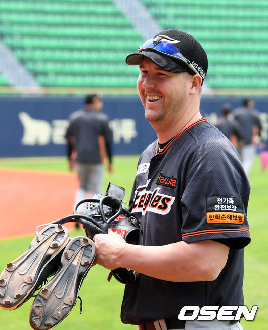 한화 서폴드가 경기에 앞서 훈련을 위해 그라운드로 나서며 미소짓고 있다. /jpnews@osen.co.kr
