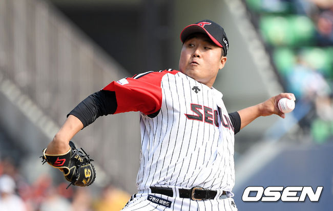 5회초 LG 이우찬이 역투하고 있다. /jpnews@osen.co.kr