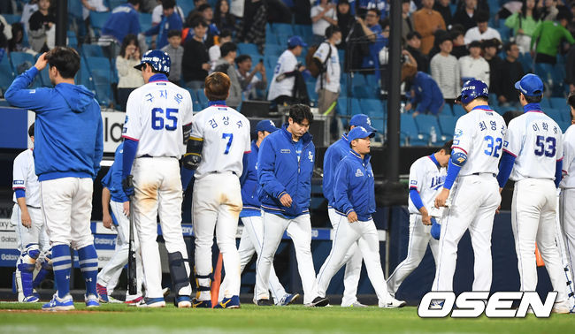 SK가 연장 혈투 끝에 웃었다. SK는 4월 24일 대구삼성라이온즈파크에서 열린 삼성과의 원정 경기에서 연장 11회 최정의 결승 솔로 아치에 힘입어 9-8로 이겼다. 패배를 기록한 삼성 선수들이 아쉬워하고 있다. / youngrae@osen.co.kr