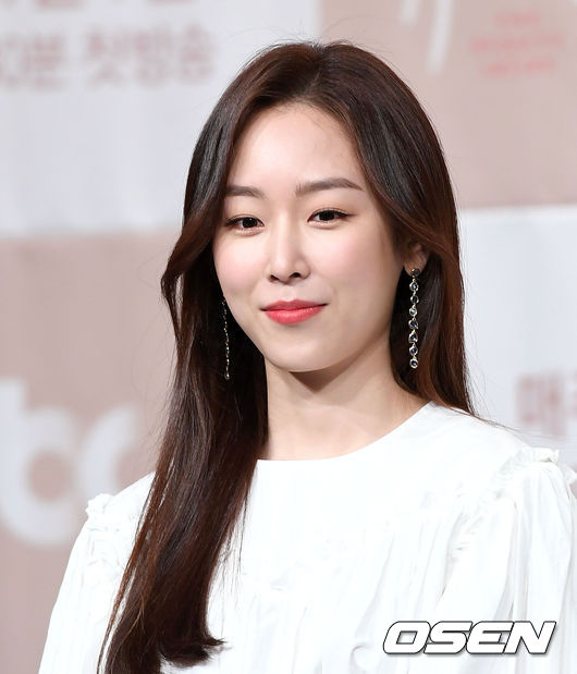 배우 서현진이 취재진의 질문을 듣고 있다./sunday@osen.co.kr