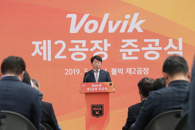 볼빅 제2공장 준공식에서 기념사를 하고 있는 볼빅 문경안 회장.