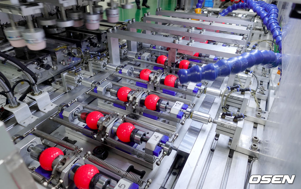 볼빅 음성 공장의 골프공 제조 공정.
