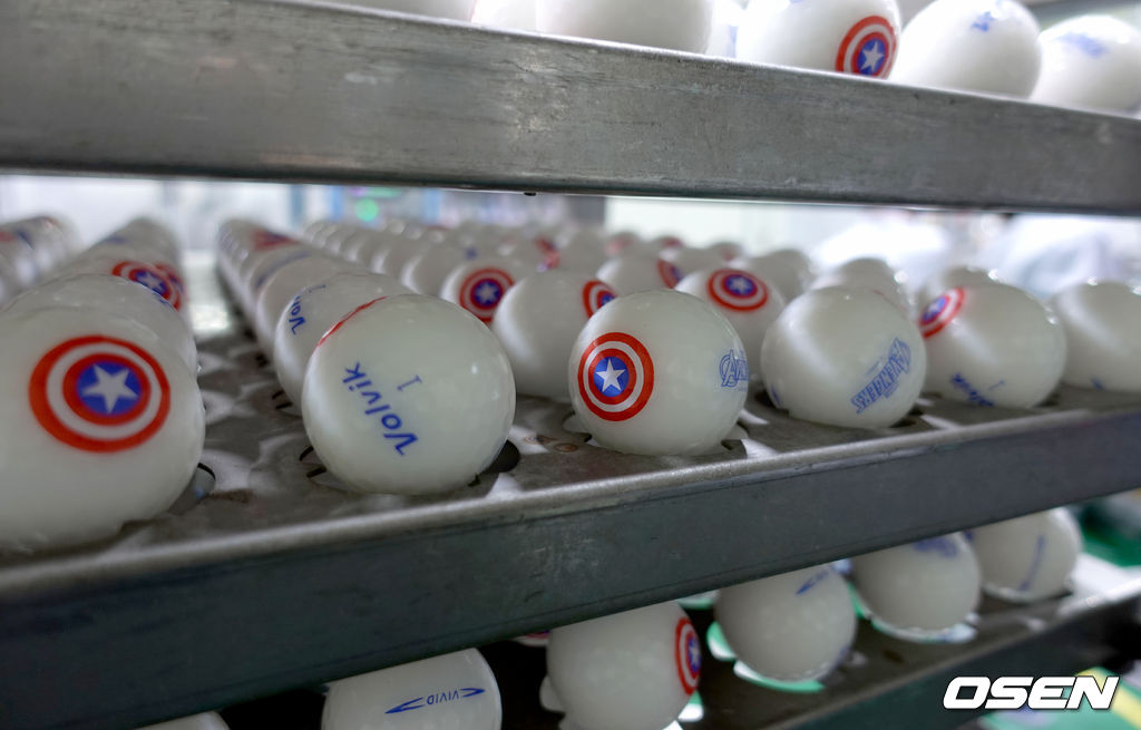 볼빅 음성 공장의 골프공 제조 공정.