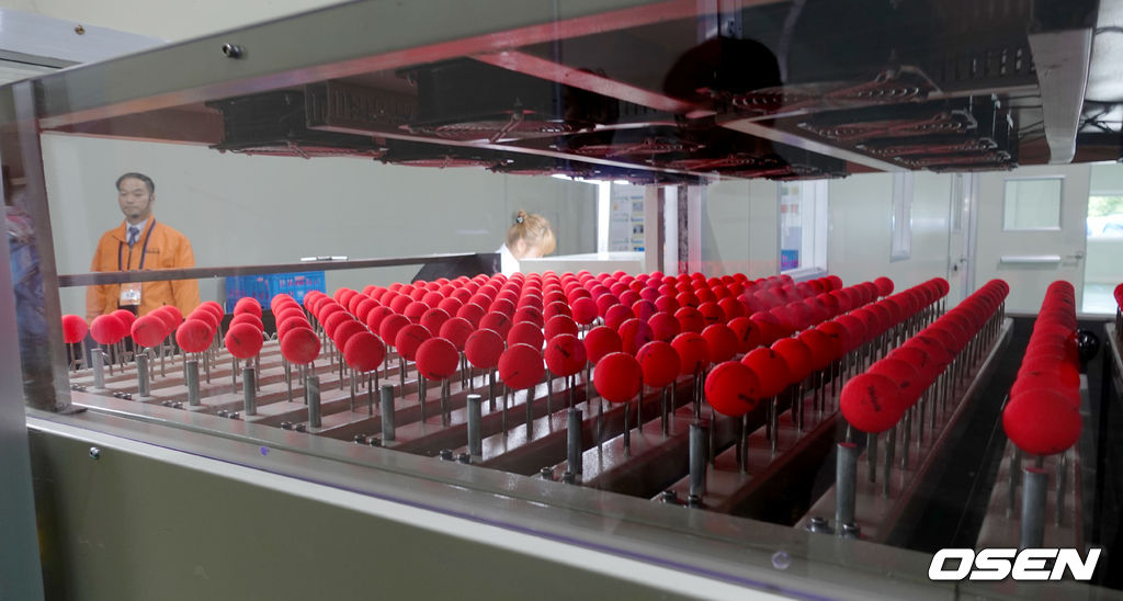 볼빅 음성 공장의 골프공 제조 공정.