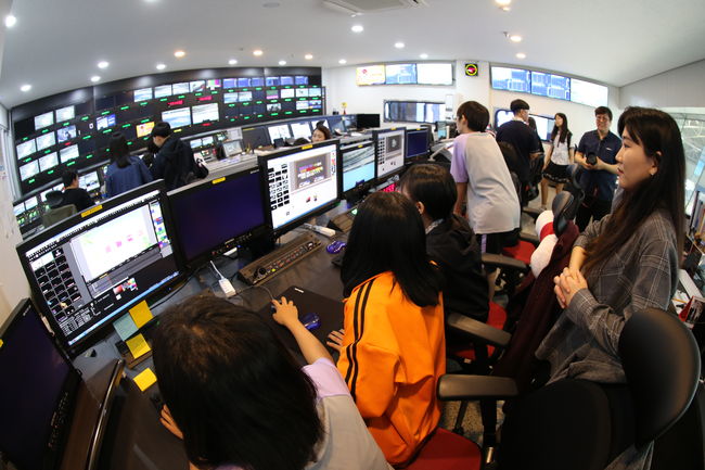 [사진]경륜 스피돔 방송실에서 컴퓨터그래픽 방송장비를 직접 조작해보는 학생들 /경륜경정총괄본부 제공