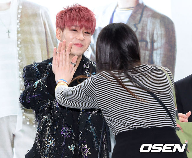 그룹 젝스키스 강성훈이 여성팬과 하이터치를 하고 있다. /sunday@osen.co.kr