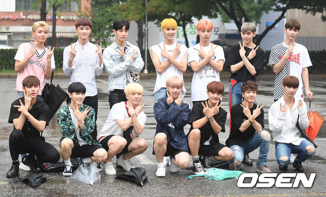 원포유가 28일 오전 서울 여의도 KBS 신관 공개홀에서 열리는 KBS2 '뮤직뱅크' 리허설에 앞서 포즈를 취하고 있다./ youngrae@osen.co.kr