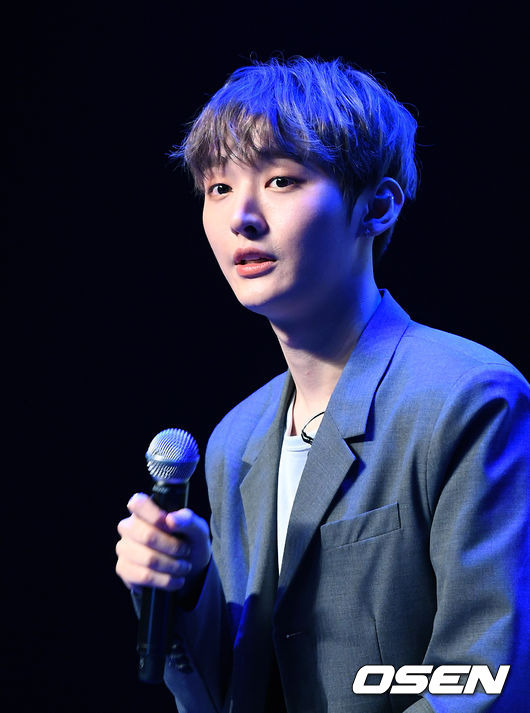 가수 윤지성이 취재진의 질문을 듣고 있다./sunday@osen.co.kr