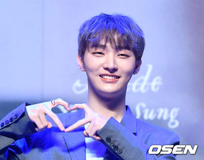 가수 윤지성이 포토타임을 갖고 있다./sunday@osen.co.kr