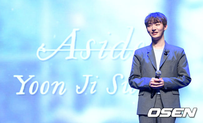 20일 오후 서울 블루스퀘어 아이마켓홀에서 가수 윤지성 첫 번째 솔로 앨범 ’Aside(어사이드)' 발매기념 쇼케이스가 열렸다. 가수 윤지성이 미소를 짓고 있다./sunday@osen.co.kr