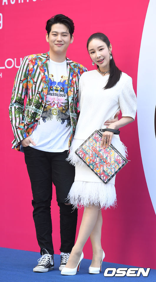 론, 이사강 부부가 24일 오후 서울 동대문 디자인플라자(DDP)에서 진행된 2019 F/W 서울패션위크 '그리디어스(Greedilous)' 컬렉션에서 참석해 포즈를 취하고 있다. / youngrae@osen.co.kr