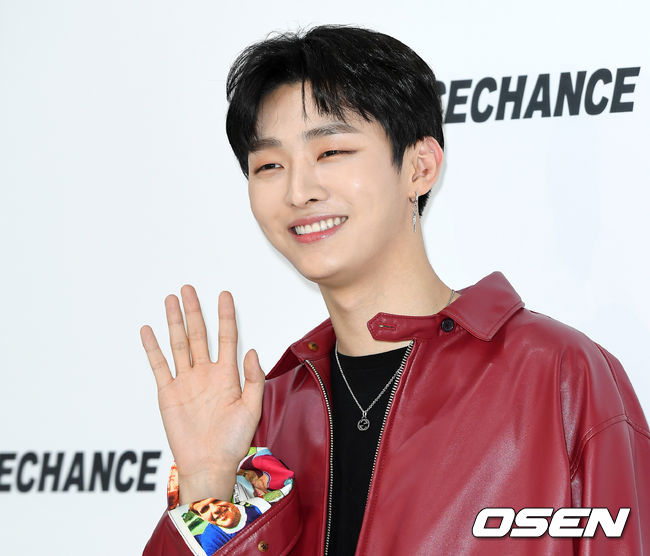 6일 오후 서울 성동구 에스팩토리에서 한 패션브랜드의 19SS 컬렉션 쇼 기념 포토월이 열렸다.가수 윤지성이 포토타임을 갖고 있다. /sunday@osen.co.kr