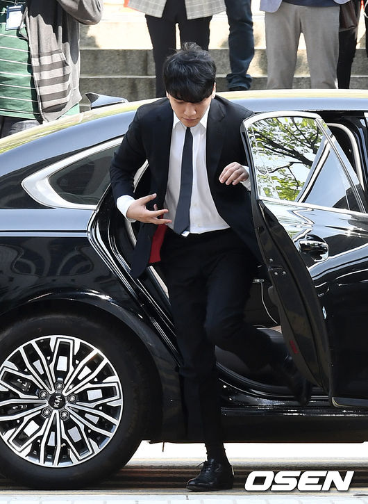 14일 오전 가수 승리가 특정경제범죄 가중처벌 등에 관한 법률 위반(횡령), 성매매 알선 등 행위의 처벌에 관한 법률 위반 혐의 등에 대한 영장실질심사를 받기 위해 서울중앙지법으로 출석했다.가수 승리가 법원으로 출석하고 있다. /sunday@osen.co.kr