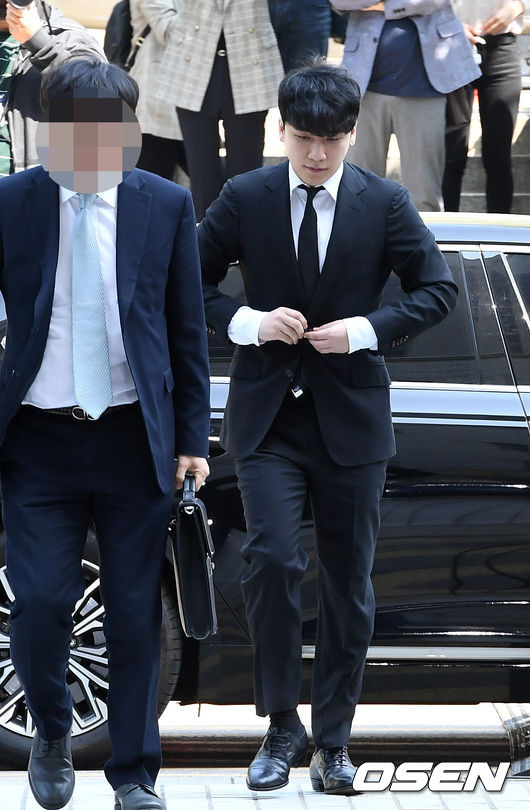 14일 오전 가수 승리가 특정경제범죄 가중처벌 등에 관한 법률 위반(횡령), 성매매 알선 등 행위의 처벌에 관한 법률 위반 혐의 등에 대한 영장실질심사를 받기 위해 서울중앙지법으로 출석했다.가수 승리가 법원으로 출석하고 있다. /sunday@osen.co.kr