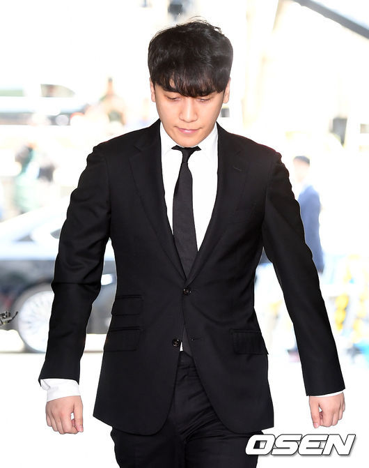 14일 오전 가수 승리가 특정경제범죄 가중처벌 등에 관한 법률 위반(횡령), 성매매 알선 등 행위의 처벌에 관한 법률 위반 혐의 등에 대한 영장실질심사를 받기 위해 서울중앙지법으로 출석했다.가수 승리가 법원으로 출석하고 있다. /sunday@osen.co.kr