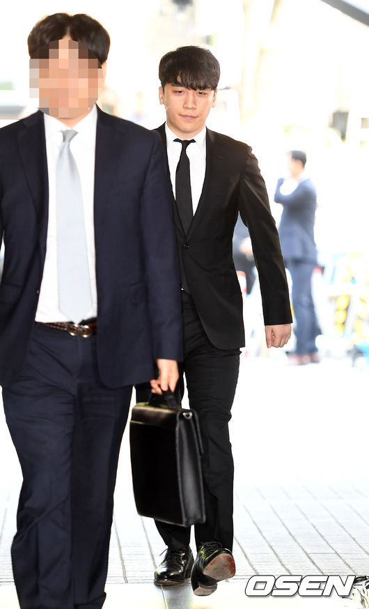 14일 오전 가수 승리가 특정경제범죄 가중처벌 등에 관한 법률 위반(횡령), 성매매 알선 등 행위의 처벌에 관한 법률 위반 혐의 등에 대한 영장실질심사를 받기 위해 서울중앙지법으로 출석했다.가수 승리가 법원으로 출석하고 있다. /sunday@osen.co.kr