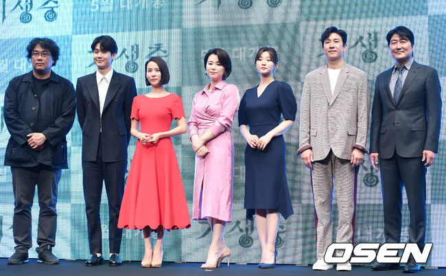 봉준호 감독, 배우 최우식, 조여정, 장혜진, 박소담, 이선균, 송강호가 취재진의 질문을 듣고 있다. /sunday@osen.co.kr