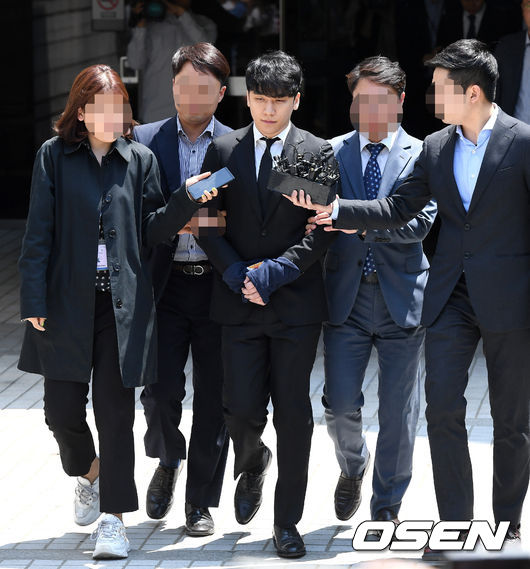 영장실질심사를 마친 승리가 포승줄에 묶인채 법원을 나서고 있다. /sunday@osen.co.kr