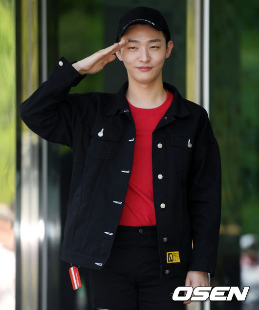 가수 윤지성이 입대 전 포즈를 취하고 있다. / eastsea@osen.co.kr