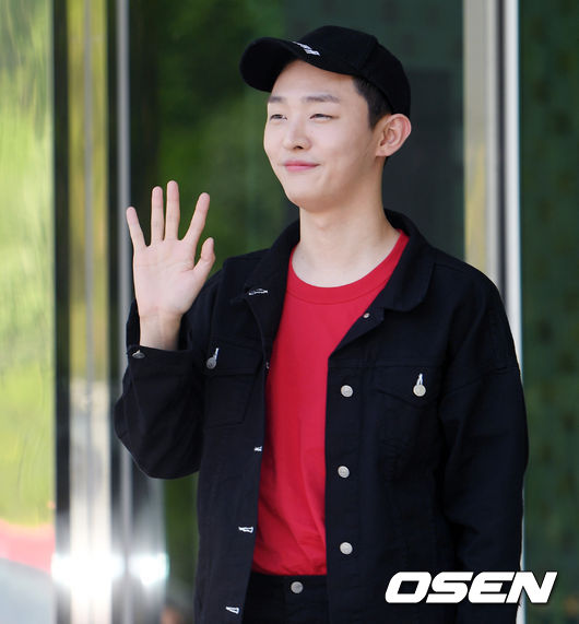 가수 윤지성이 입대 전 팬들을 향해 손인사를 하고 있다. / eastsea@osen.co.kr