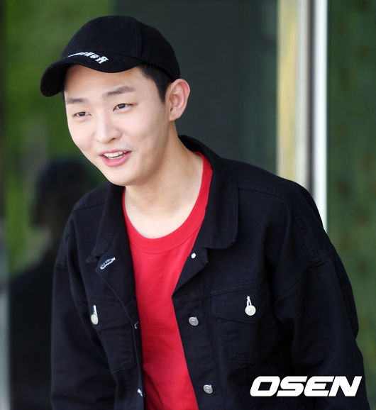 가수 윤지성이 미소 짓고 있다. / eastsea@osen.co.kr