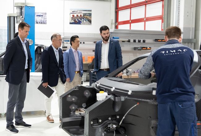 현대차그룹 정의선 수석부회장(왼쪽에서 두 번째)이 리막의 작업 현장에서 마테 리막 CEO(왼쪽에서 네 번째)로부터 설명을 듣고 있다. /현대기아차 제공.