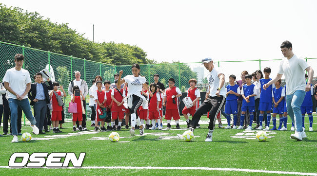 14일 오전 서울 구로구 구로동 안양천변 체육시설 트랙에서 ‘아디다스와 서울시가 함께하는 사회공헌 프로젝트 미디어 이벤트-스포츠 시설 개선사업 완공식’이 진행됐다.이 행사에는 모델 문가비, 가수 션, 고양 오리온 오리온스 소속의 이승현, 허일영 선수를 비롯 아디다스 코리아 에드워드 닉슨 대표이사, 주용태 서울시 관광체육 국장 등이 참석해 안전하고 쾌적하게 단장된 안양천변 체육시설에서 축하 행사를 가지고 아동 30여명과 함께 축구와 농구 클리닉이 진행됐다.포토월에서 허일영 농구선수, 모델 문가비, 가수 션, 이승현 농구 선수가 함께 시축을 하고 있다./ rumi@osen.co.kr