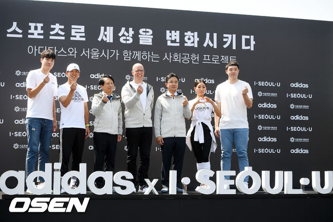 14일 오전 서울 구로구 구로동 안양천변 체육시설 트랙에서 ‘아디다스와 서울시가 함께하는 사회공헌 프로젝트 미디어 이벤트-스포츠 시설 개선사업 완공식’이 진행됐다.이 행사에는 모델 문가비, 가수 션, 고양 오리온 오리온스 소속의 이승현, 허일영 선수를 비롯 아디다스 코리아 에드워드 닉슨 대표이사, 주용태 서울시 관광체육 국장 등이 참석해 안전하고 쾌적하게 단장된 안양천변 체육시설에서 축하 행사를 가지고 아동 30여명과 함께 축구와 농구 클리닉이 진행됐다.포토월에서 허일영 농구선수, 가수 션, 이성 구로구청장, 에드워드 닉슨 아디다스 코리아 대표이사, 주용태 서울시 관광 체육국장, 모델 문가비, 이승현 농구 선수가 함께 포즈를 취하고 있다./ rumi@osen.co.kr