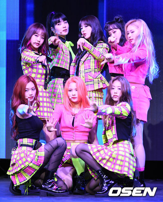 14일 오후 서울 용산구 블루스퀘어에서 그룹 위키미키(Weki Meki)의 두 번째 싱글 앨범 ‘LOCK END LOL(락앤롤)’ 발매기념 쇼케이스가 열렸다.걸그룹 위키미키가 화려한 무대를 펼치고 있다. /sunday@osen.co.kr