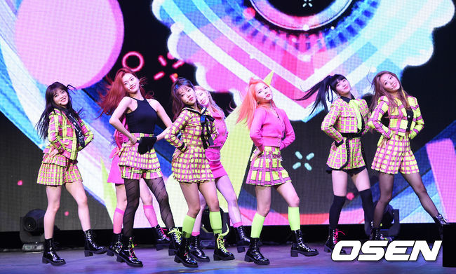 14일 오후 서울 용산구 블루스퀘어에서 그룹 위키미키(Weki Meki)의 두 번째 싱글 앨범 ‘LOCK END LOL(락앤롤)’ 발매기념 쇼케이스가 열렸다.걸그룹 위키미키가 화려한 무대를 펼치고 있다. /sunday@osen.co.kr