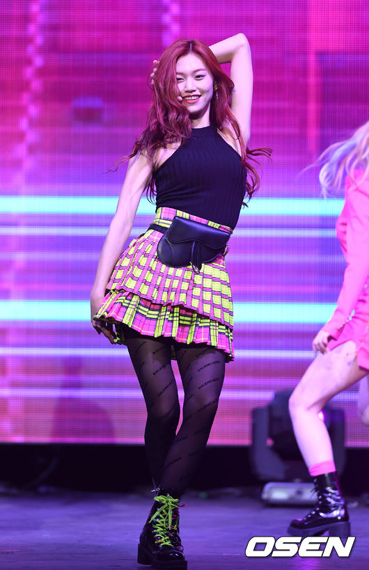 14일 오후 서울 용산구 블루스퀘어에서 그룹 위키미키(Weki Meki)의 두 번째 싱글 앨범 ‘LOCK END LOL(락앤롤)’ 발매기념 쇼케이스가 열렸다.걸그룹 위키미키 김도연이 화려한 무대를 펼치고 있다. /sunday@osen.co.kr