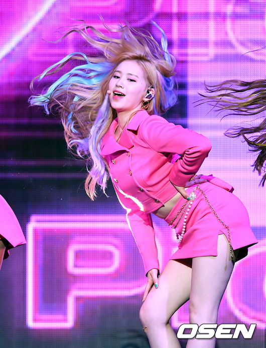 14일 오후 서울 용산구 블루스퀘어에서 그룹 위키미키(Weki Meki)의 두 번째 싱글 앨범 ‘LOCK END LOL(락앤롤)’ 발매기념 쇼케이스가 열렸다.걸그룹 위키미키 엘리가 화려한 무대를 펼치고 있다. /sunday@osen.co.kr