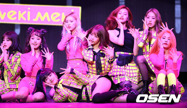 14일 오후 서울 용산구 블루스퀘어에서 그룹 위키미키(Weki Meki)의 두 번째 싱글 앨범 ‘LOCK END LOL(락앤롤)’ 발매기념 쇼케이스가 열렸다.걸그룹 위키미키가 화려한 무대를 펼치고 있다. /sunday@osen.co.kr