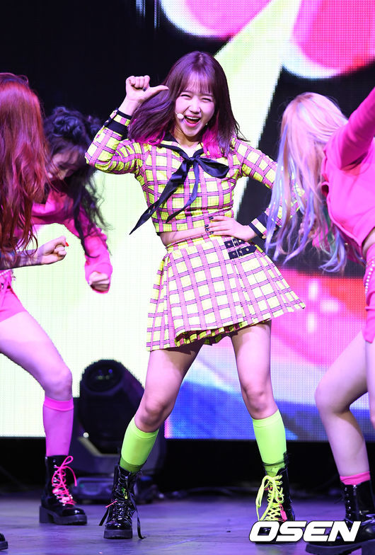 14일 오후 서울 용산구 블루스퀘어에서 그룹 위키미키(Weki Meki)의 두 번째 싱글 앨범 ‘LOCK END LOL(락앤롤)’ 발매기념 쇼케이스가 열렸다.걸그룹 위키미키 최유정이 화려한 무대를 펼치고 있다. /sunday@osen.co.kr