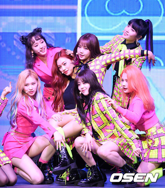 14일 오후 서울 용산구 블루스퀘어에서 그룹 위키미키(Weki Meki)의 두 번째 싱글 앨범 ‘LOCK END LOL(락앤롤)’ 발매기념 쇼케이스가 열렸다.걸그룹 위키미키가 화려한 무대를 펼치고 있다. /sunday@osen.co.kr