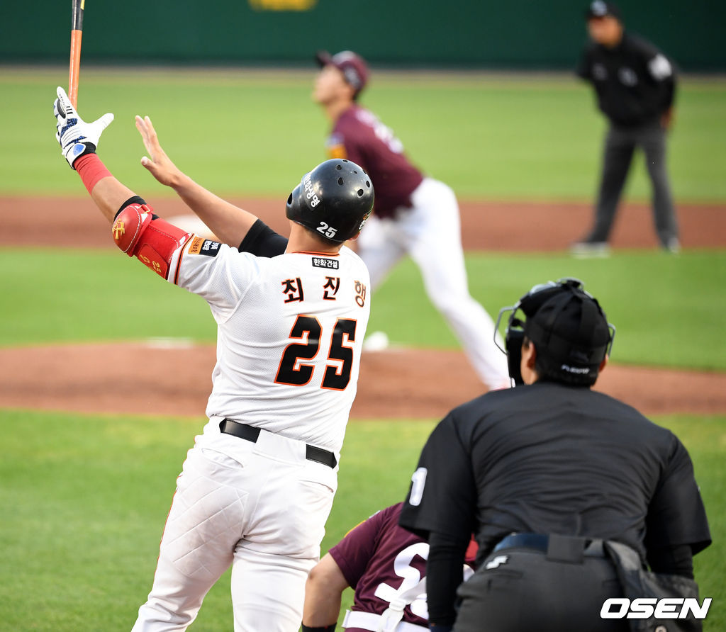 1회말 2사 만루에서 한화 최진행이 만루홈런을 날리고 타구를 바라보고 있다. /jpnews@osen.co.kr
