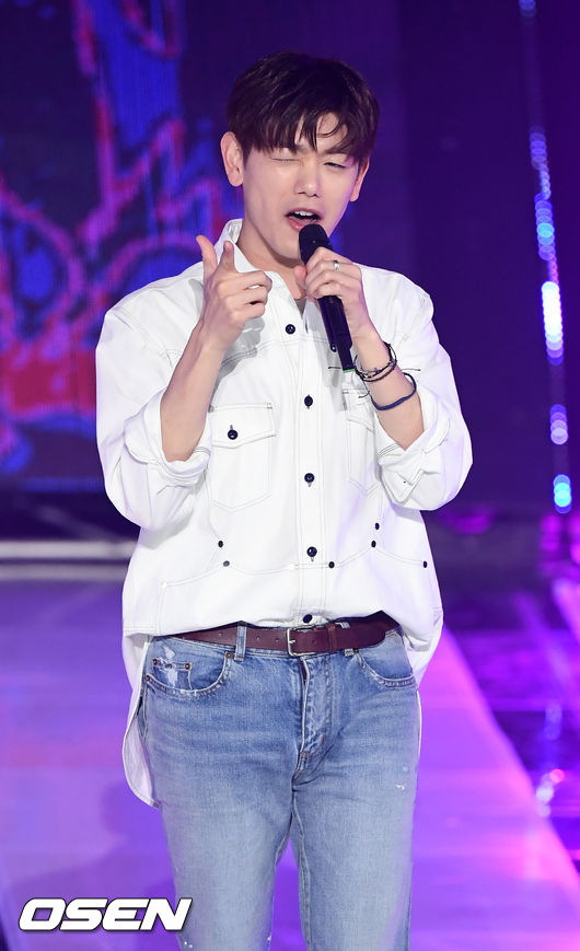 14일 오후 서울 마포구 상암동 SBS 프리즘타워 오디토리움서 SBS MTV '더 쇼' 생방송이 진행됐다. 더쇼 생방송에서 에릭남이 화려한 무대를 선보이고 있다. / rumi@osen.co.kr