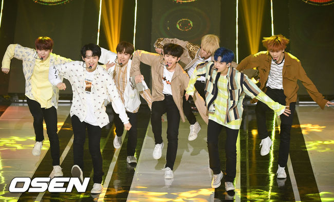 14일 오후 서울 마포구 상암동 SBS 프리즘타워 오디토리움서 SBS MTV '더 쇼' 생방송이 진행됐다. 더쇼 생방송에서 베리베리가 화려한 무대를 선보이고 있다. / rumi@osen.co.kr