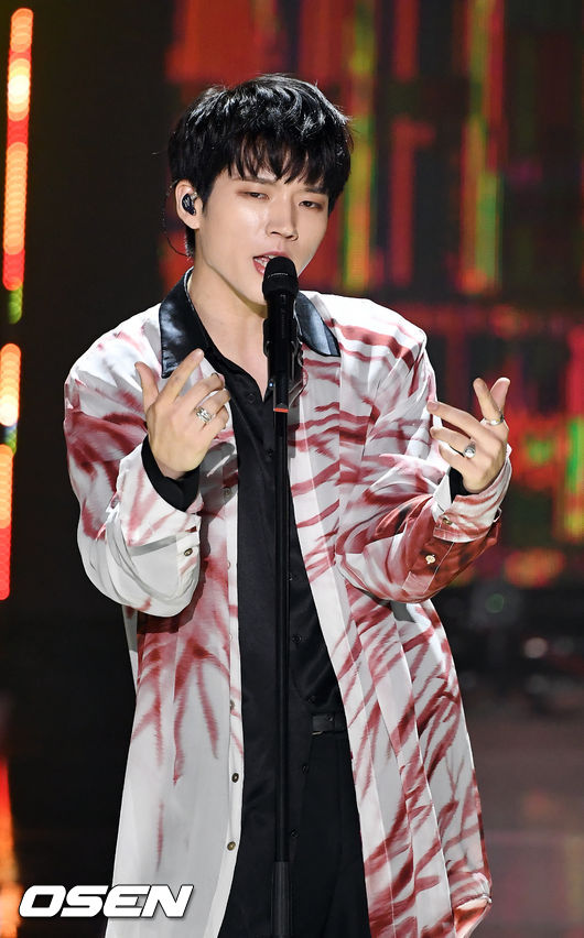 14일 오후 서울 마포구 상암동 SBS 프리즘타워 오디토리움서 SBS MTV '더 쇼' 생방송이 진행됐다. 더쇼 생방송에서 남우현이 화려한 무대를 선보이고 있다. / rumi@osen.co.kr