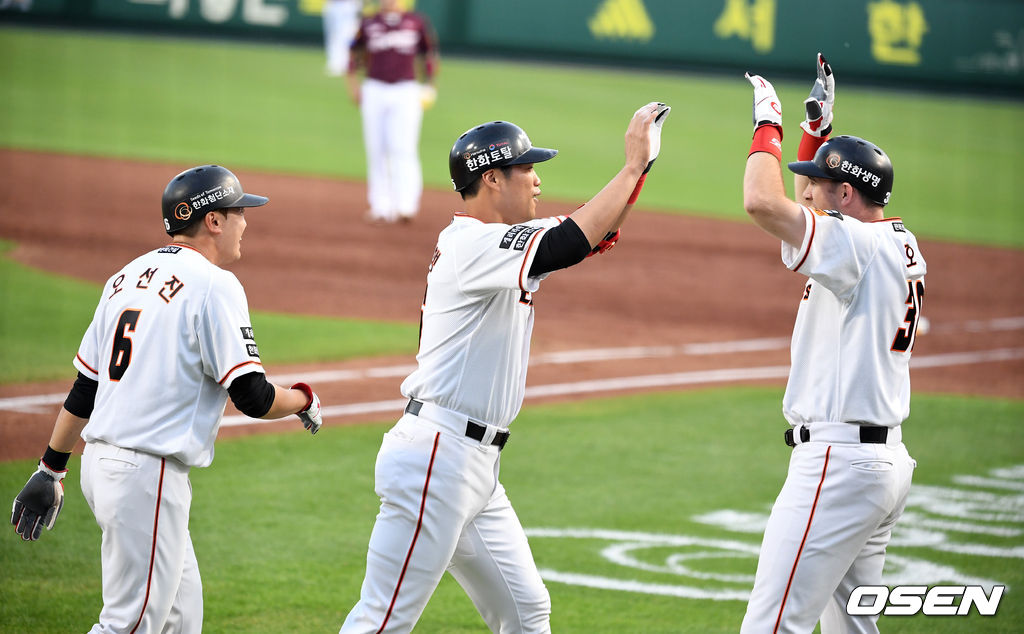 1회말 2사 만루에서 한화 최진행이 만루홈런을 날리고 오선진, ㅜ호잉과 기뻐하고 있다. /jpnews@osen.co.kr