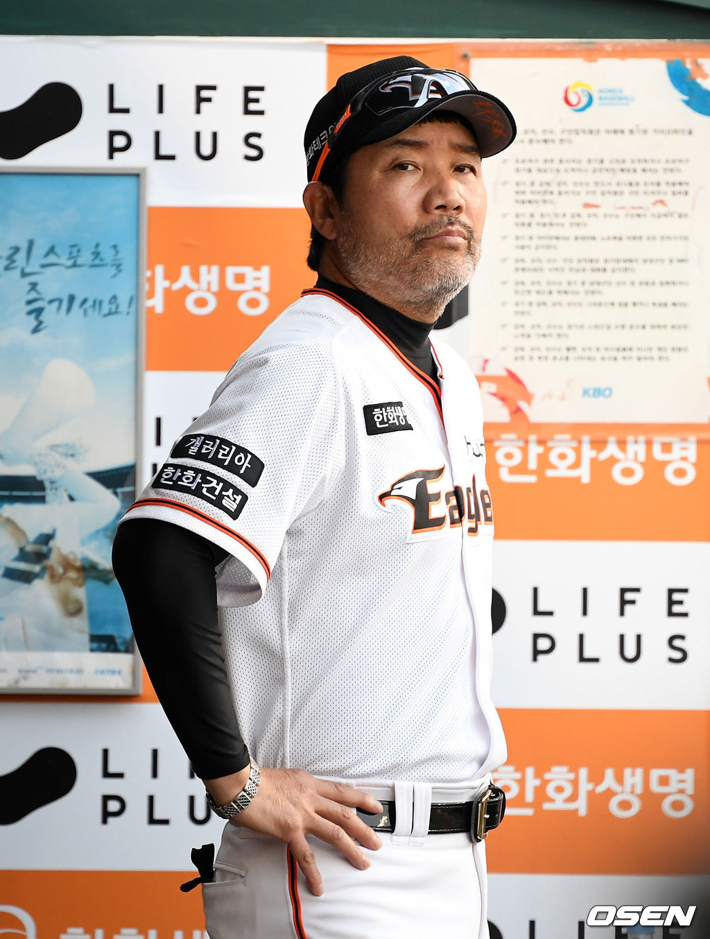 한화 한용덕 감독이 더그아웃에서 경기를 지켜보고 있다. /jpnews@osen.co.kr