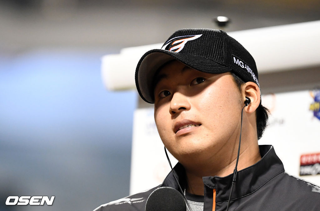 경기를 마치고 한화 김민우가 히어로 인터뷰를 하고 있다. /jpnews@osen.co.kr