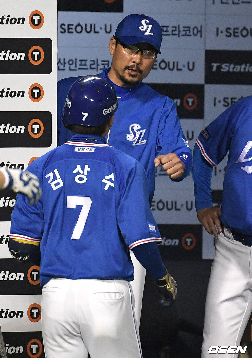 연장 10회초 무사 선두타자로 나선 삼성 김상수가 다시 앞서가는 좌월 솔로포를 날리고 김한수 감독과 인사를 나누고 있다. /dreamer@osen.co.kr