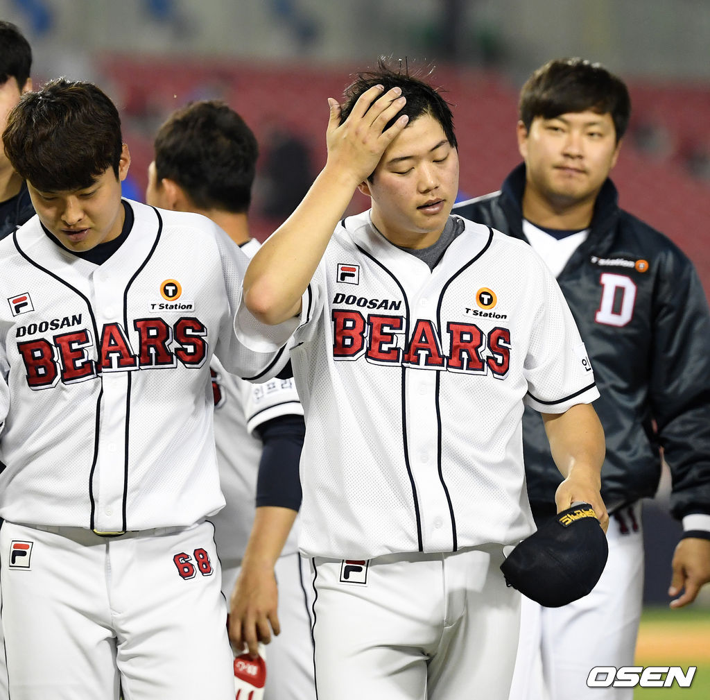 두산 투수 함덕주가 팬들에게 인사한 뒤 그라운드를 나서고 있다. /dreamer@osen.co.kr